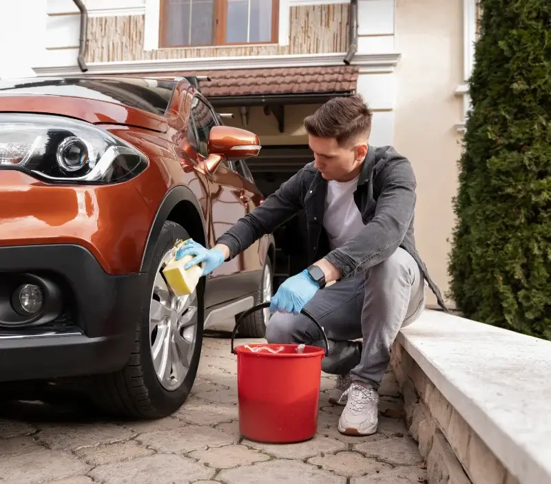 Lavage auto à domicile Saint-Jean-de-Sixt : professionnel intervenant sur un véhicule